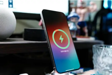 老城苹果15换屏服务分享用什么充电器给iPhone15充电更好 